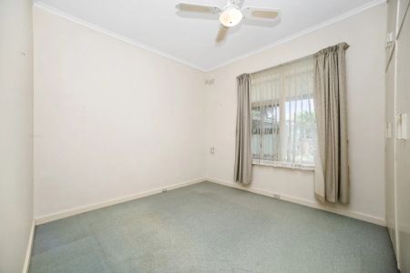 Three Bedroom Family Home Only Minutes From The Beach - Photo 5
