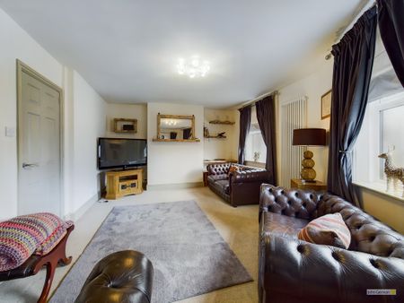2 bedroom mid terrace to let - Photo 3