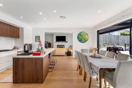 Large Luxury Home with Swimming Pool - Photo 5