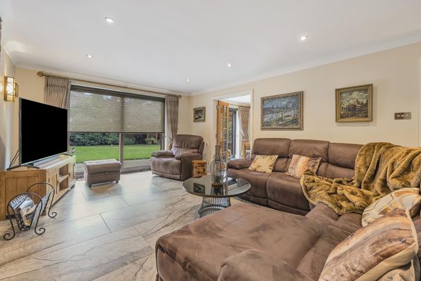 Detached House to rent with 7 bedrooms, Heathcote, Tadworth Park - Photo 1