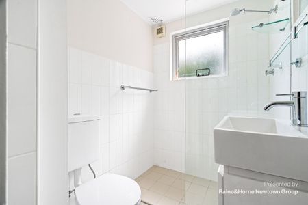 Bright & Well-Presented Apartment with Parking | Prime Newtown Location - Photo 4