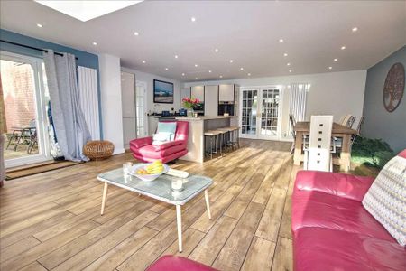 5 bedroom detached house to rent - Photo 3