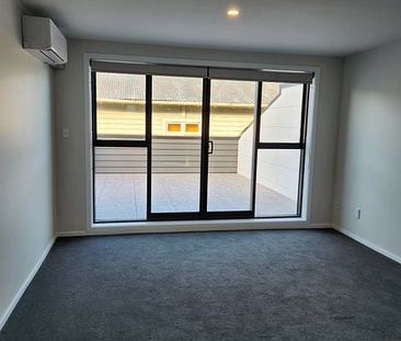 Modern 2BR Apt with Balcony in Onehunga - Photo 2