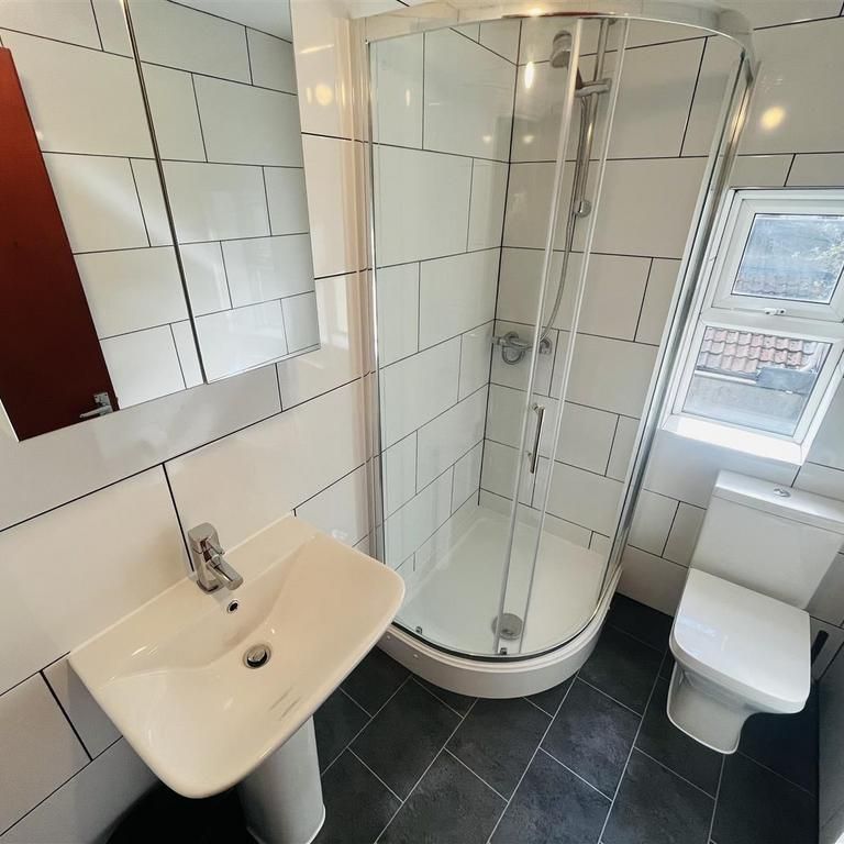 5 bedroom flat to rent - Photo 1