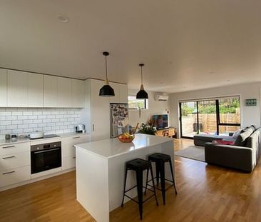 Sunny elevated new home - Photo 3