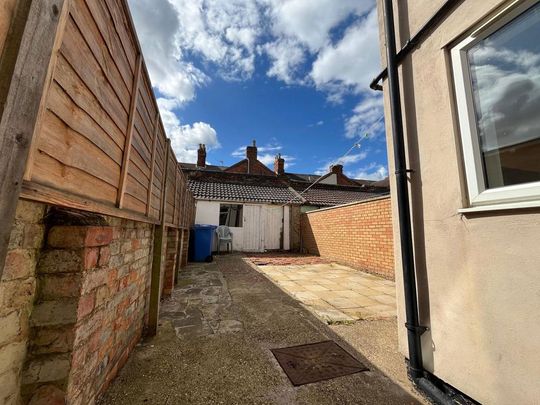 2 bedroom terraced house to rent - Photo 1