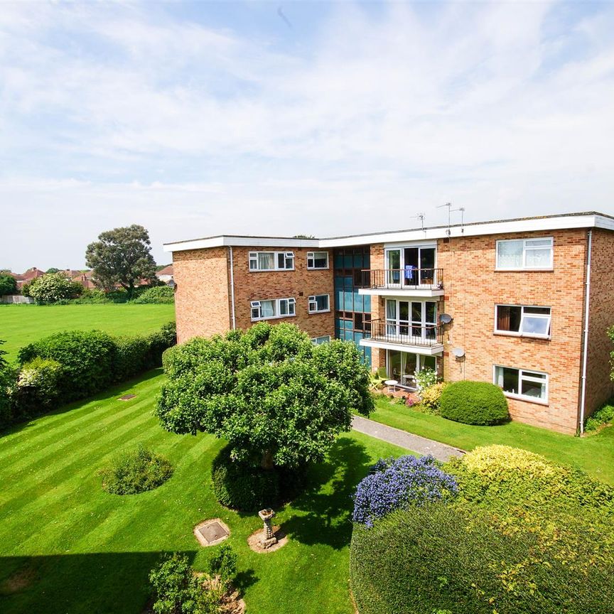 Hawthorn Close, Chichester - Photo 1