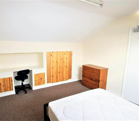 4 bedroom flat to rent - Photo 3
