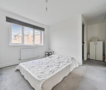 4 bedroom end of terrace house to rent - Photo 4