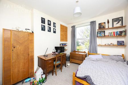 4 bedroom terraced house to rent - Photo 3