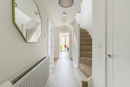 4 bedroom semi-detached house to rent - Photo 2