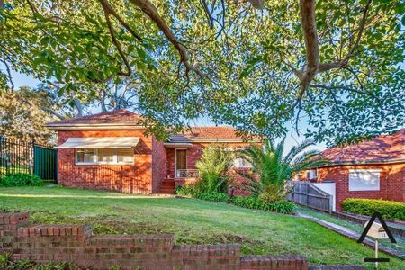 Neat & Tidy Three-Bedroom House in Kingsgrove - Photo 5