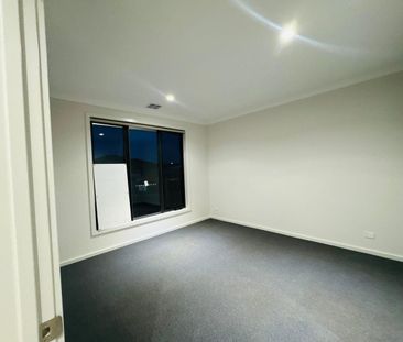 Stylish Family Living in a Convenient Pakenham Location - Photo 3