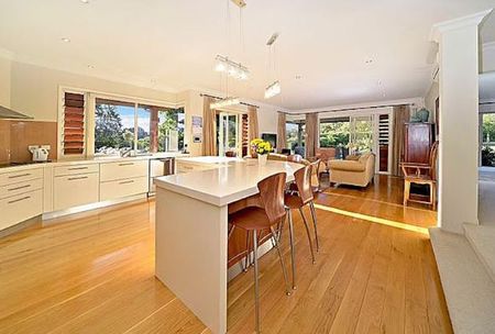 4 Bedrooms in Flat Bush - Photo 3