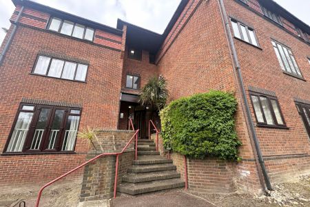 Wherwell Lodge, Guildford, Surrey, GU2 - Photo 5