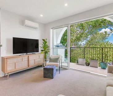 Two-bedroom apartment, with a pool and views - Photo 6