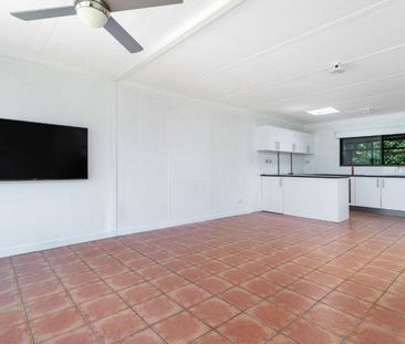 Freshly painted 3 bedoom home opposite the Coomera River - Photo 1