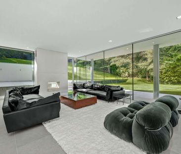 Award-winning contemporary home with five en suite bedrooms, landsc... - Photo 1