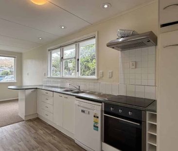 Spacious 3-Bedroom Home with Double Garage & Fully Fenced Section - Photo 5