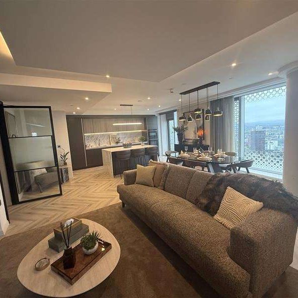 Luxurious two bedroom, two bathroom penthouse on the 44th floor of the Amazing Square Gardens development. - Photo 1