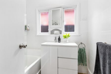 CHARACTER, CHARM & CONVENIENCE IN THE HEART OF ELWOOD - Photo 5