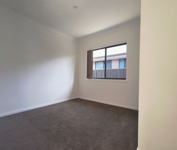 Beautifully Built 2 Beds Flat – Separate Entry with Concrete Sidepa... - Photo 3