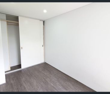 Modern 2 Bedroom apartment with security parking - Photo 3