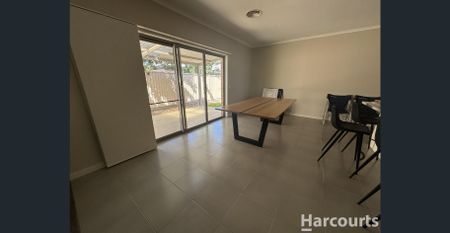 Modern Three Bedroom House - Photo 2