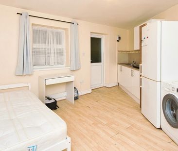 Studio Flat, Beccles Drive, IG11 - Photo 1