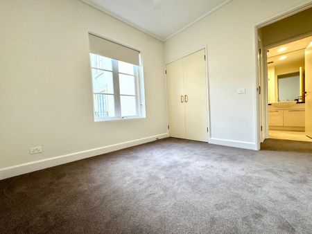 Elegant Two-Bedroom Apartment for Rent in East Melbourne - Photo 4