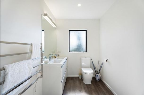 UNFURNISHED TOWNHOUSE - 3 BEDROOMS - Photo 1