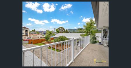 Beautifully Maintained Upstairs Unit In Outstanding Location!! - Photo 3