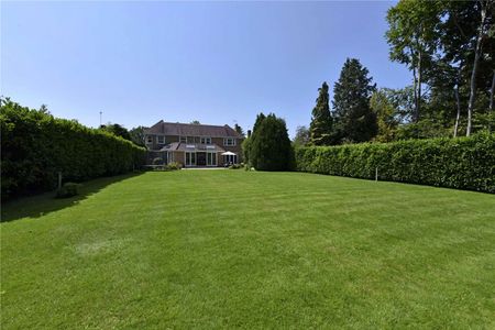 A wonderful 5 bedroom family home in the heart of the prestigious Oxshott Way Estate - Photo 5