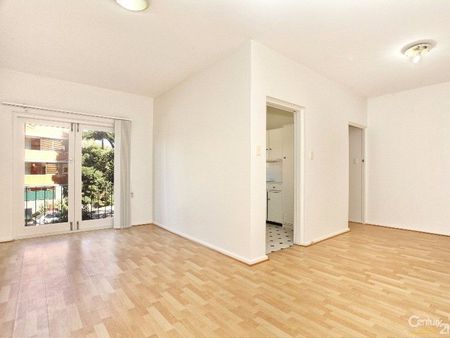 BRIGHT & SUNNY 2-BEDROOM APARTMENT – WALK TO BALMORAL BEACH - Photo 2