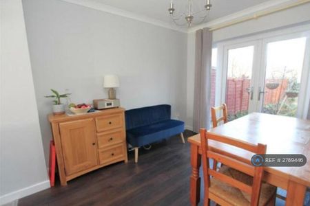 4 bedroom detached house to rent - Photo 3