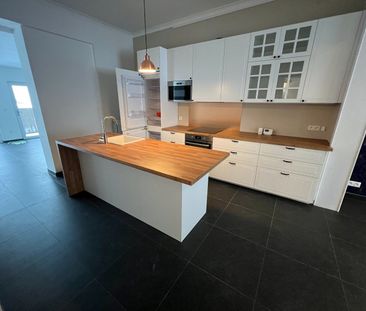 Gerenoveerde rijwoning met 2 slpks, poyvalente zolderruimte, terras... - Foto 4