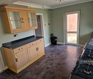 3 bedroom end of terrace house to rent - Photo 6