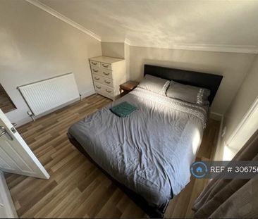 4 bedroom semi-detached house to rent - Photo 5
