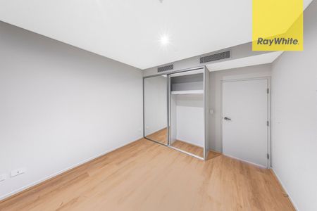 Luxurious living at its finest! - One bedroom luxury apartment perched on level 16 - Photo 2