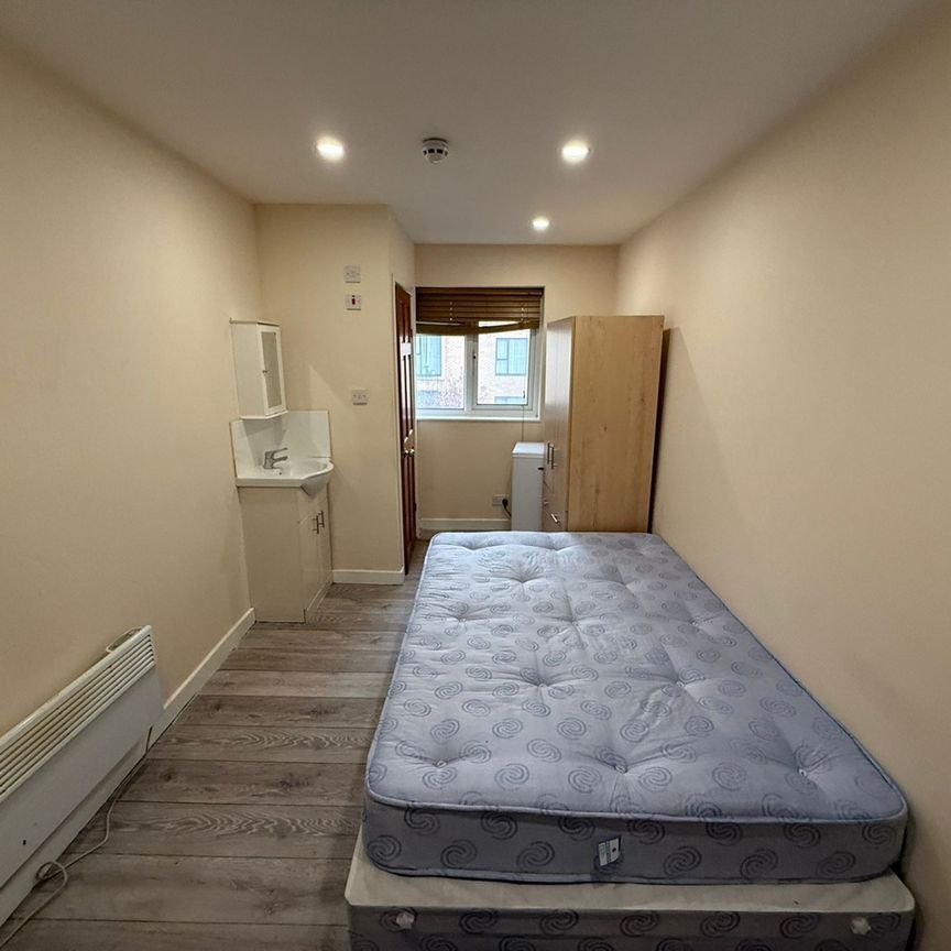 Studio Flat, Bedser Drive, UB6 - Photo 1