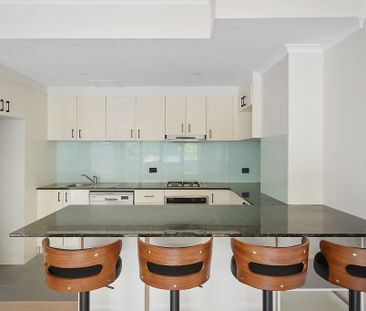 Oversized one-bedder with study or home office - Photo 3