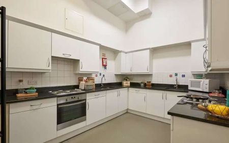 Twin room with en-suite bathroom, shared kitchen and amenities in a highly regarded student accommodation, situated off Trafalgar Square. All bills included. Furnished. 24/7 security. - Photo 2