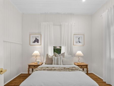 A Timeless 1920s Beauty Where Vintage Charm Meets Modern Comfort - Photo 3