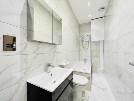 2 Bed Flat, St John's Hill, SW11 - Photo 3