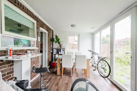 4 bedroom end of terrace house to rent - Photo 2