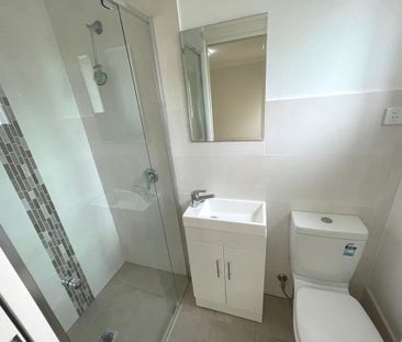 Modern 3 Bed Flat with Ensuite&excl; - Photo 6