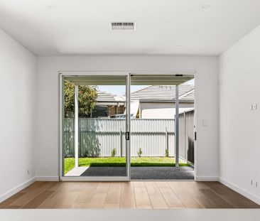 Modern Family Living Near the Coast – Aldinga Beach - Photo 1