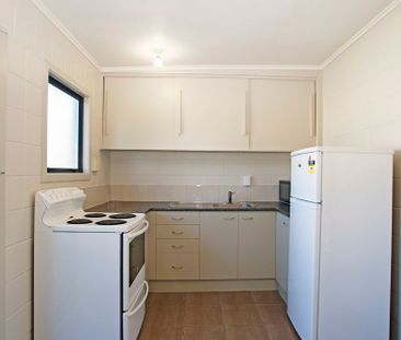 Sunny upstairs unit with lovely view - Photo 4