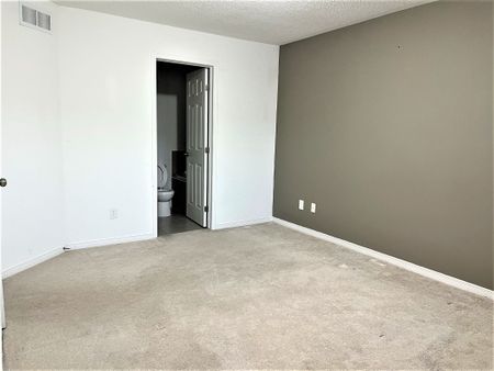 For Lease - 39 DUNDALK Private, Barrhaven, Ontario - Photo 5