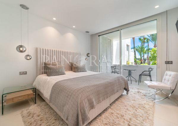 Stunning and bright first floor apartment in the Andalusian Gardens of Marina Puente Romano
